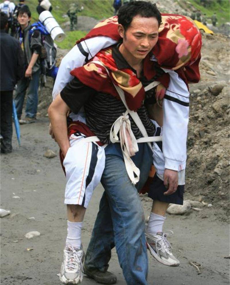 汶川地震后,父亲背着儿子遗体走25公里回家,一张照片感动了中国_程林