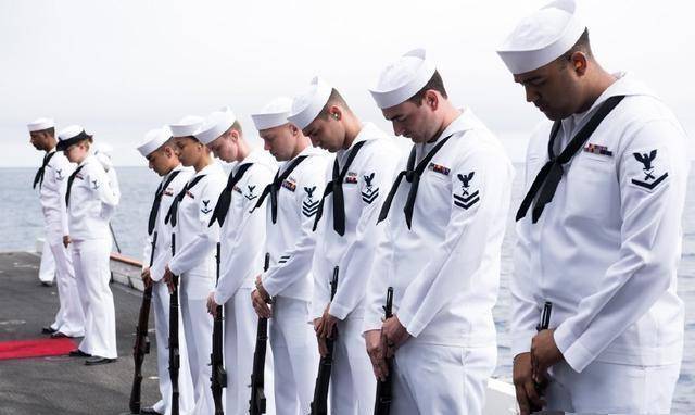 为什么二战时美国海军的阵亡官兵大多是海葬的?_处理_尸体_军舰