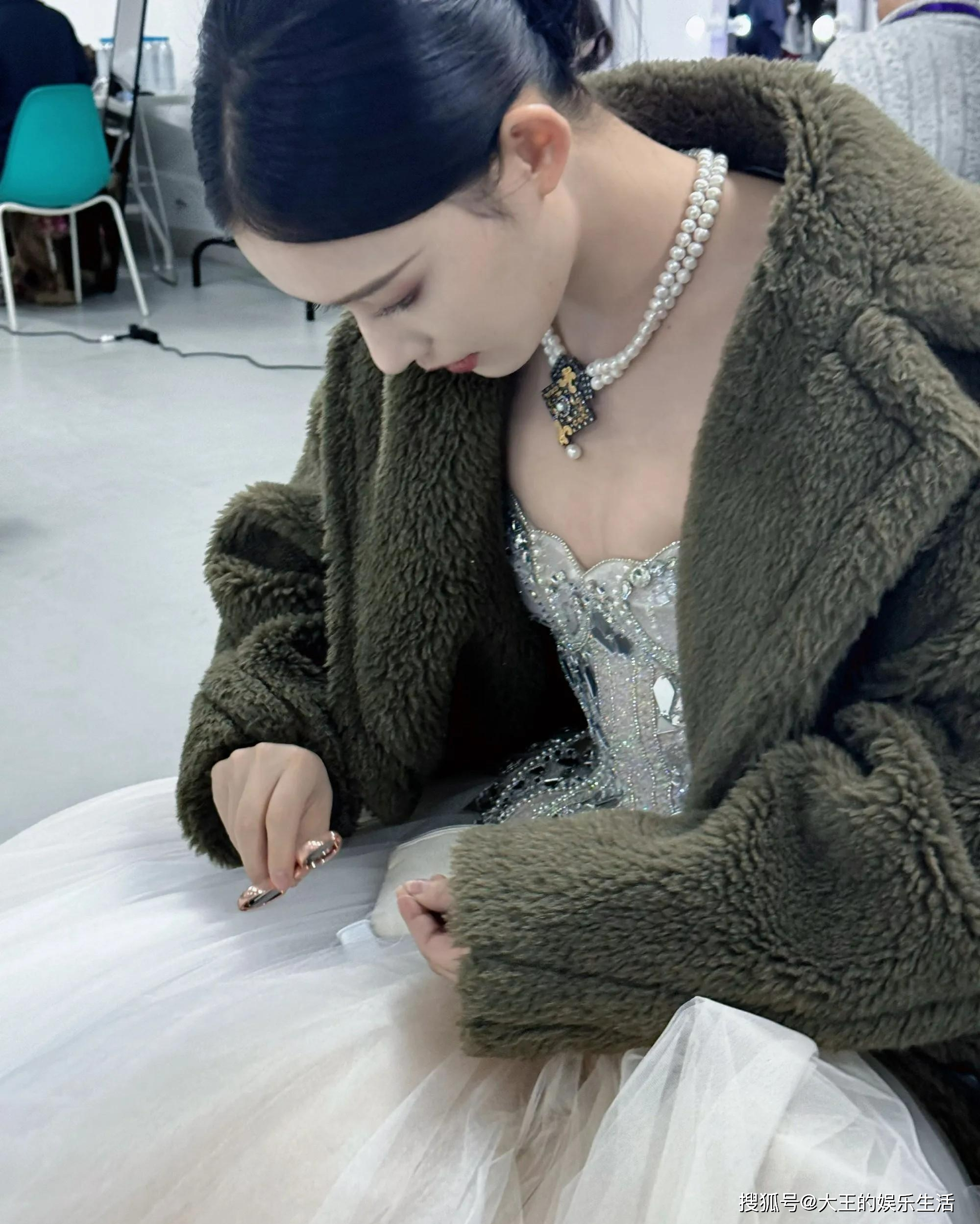 林允在微博之夜上的裙子坏了直接崩开,反应好可爱直接缝上了!