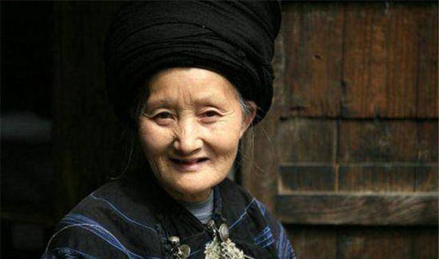 湘西山寨唯一幸存的压寨夫人,为土匪守寡64年,称嫁给他不后悔_张平