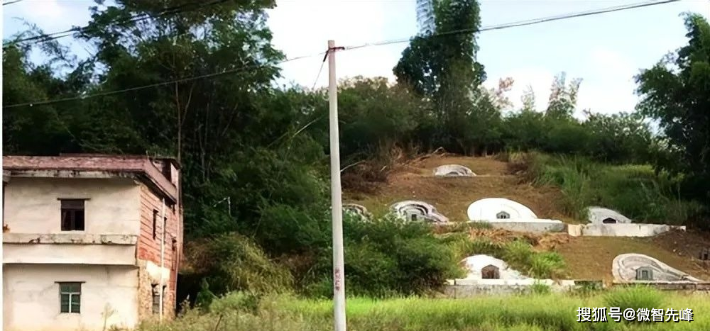 要是墳墓在農民家門前面,就有點叫人接受不了,畢竟墳墓裡埋死人的