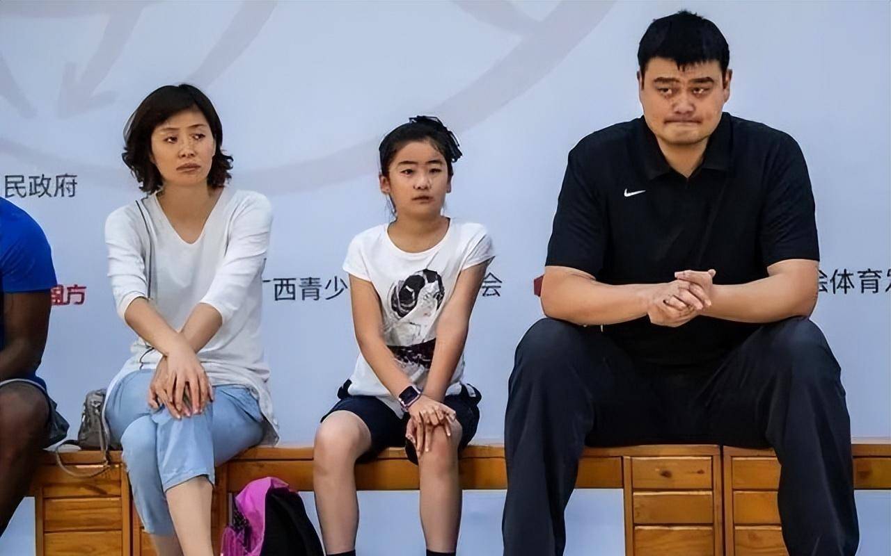 姚明与妻子叶莉近况:42岁叶莉韵味十足,13岁女儿身高到姚明胸口_训练