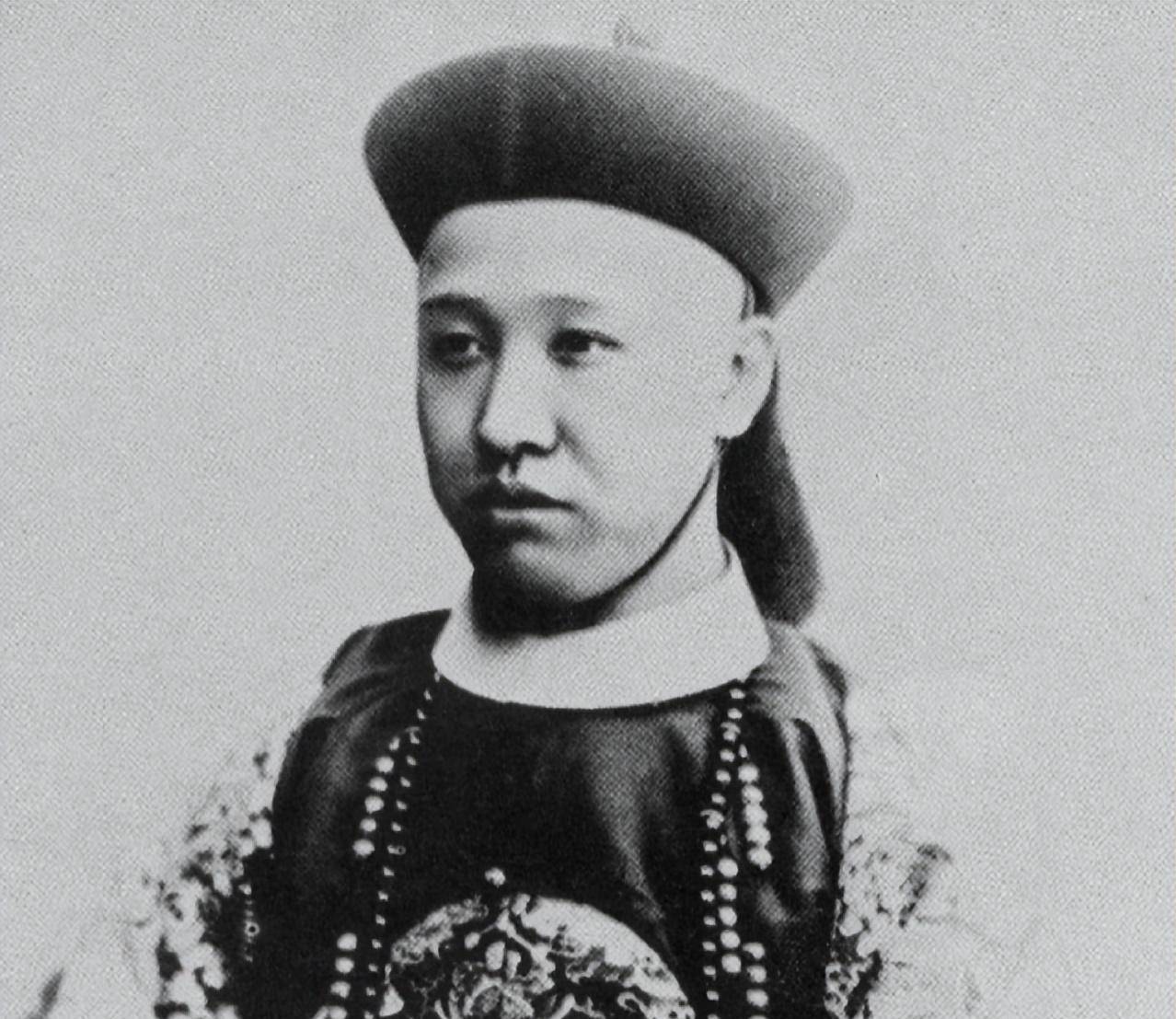 末代王爷载涛,清朝覆灭后靠典卖家当为生,死后为何能进八宝山?