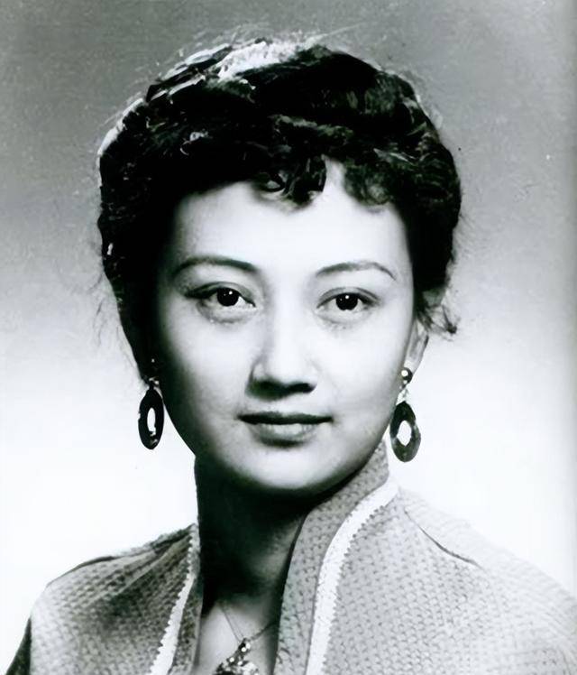 王晓棠:上世纪红极一时的女演员,曾被授少将,如今88岁风采不减_黄宗英