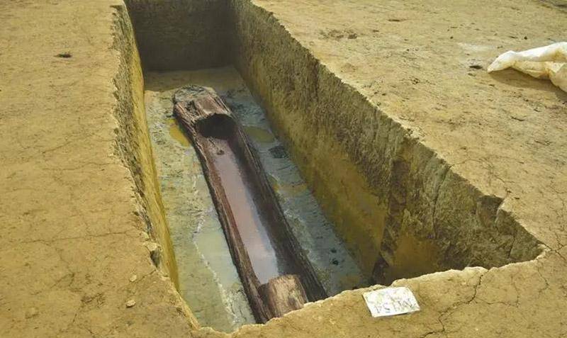 根据相关资料记录,李洲坳东周大墓最先被挖掘出来的是一座奇怪的墓坑