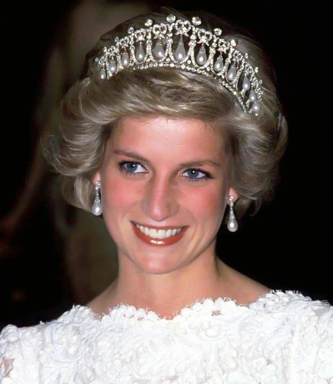 2005年,卡米拉首次戴王冠出席皇家宴会,得意洋洋,女王忍痛割爱_查尔斯