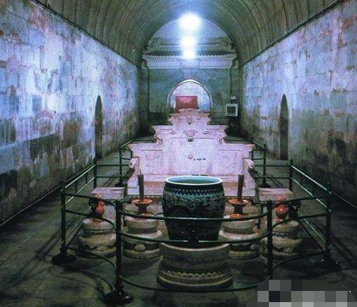 专家执意要开皇帝棺椁,打开后都懵了,这三位在棺材里练瑜伽?