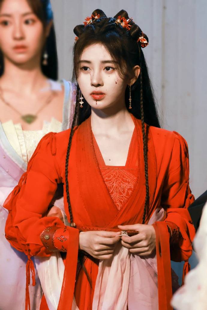 鞠婧祎在《仙剑四》中饰演的璇玑,是一个修仙者,她清纯可爱,温柔善良.