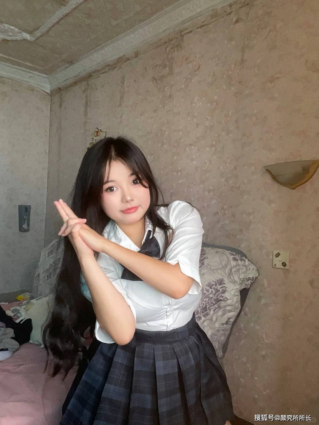 微胖尤物的jk学院风穿搭秘籍:如何用白衬衫,格子裙塑造青春活力形象