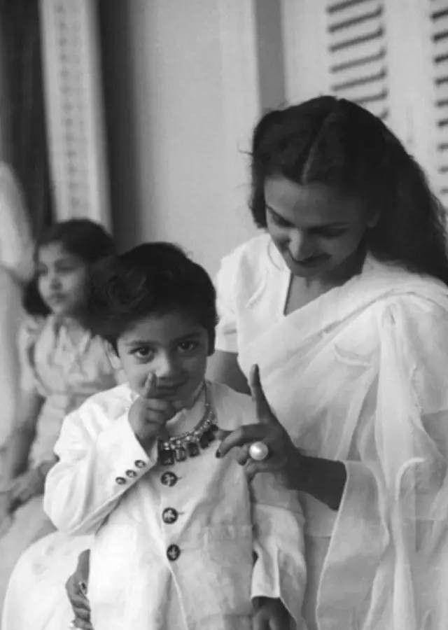 拥有300多件顶级珠宝,地毯镶着150万颗珍珠,一生奢靡_西塔·德维