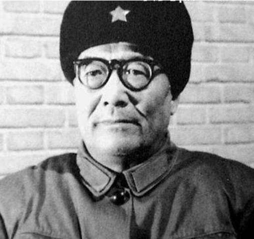 他潜伏在老蒋身边18年,暴露后靠报纸悟出杀机,利用老蒋脱身_韩练成