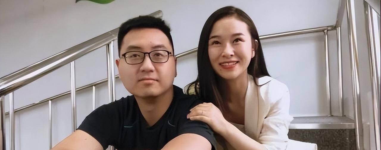 为廖智定做假肢的工程师名叫charles,是一个华裔,刚刚到上海来工作.