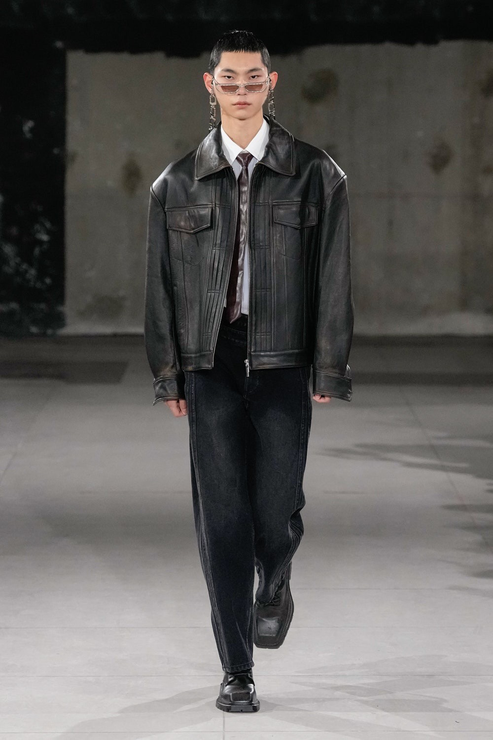 高三学生亮相巴黎时装周,周杰伦不及他惊艳,气场不逊于朱一龙_王瀚瀚