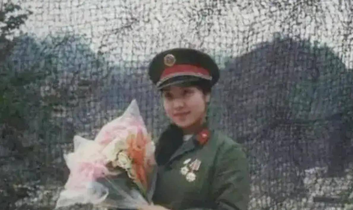 1986年老山战场照《死吻》:那名救护女护士张茹,后来怎样了?