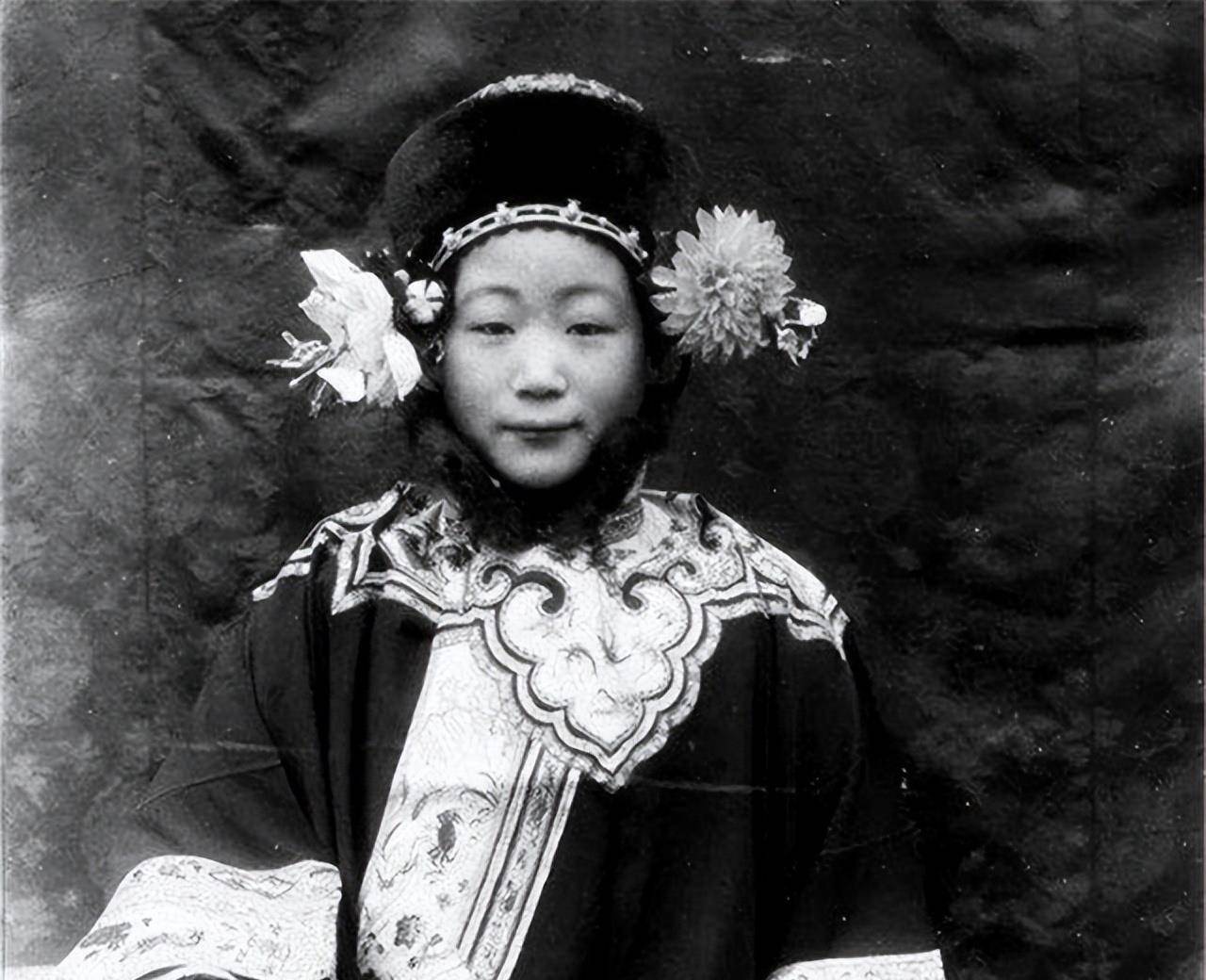 晚清格格:爱上姐夫溥仪一生未嫁,03年在养老院吃饺子被噎死_王敏彤