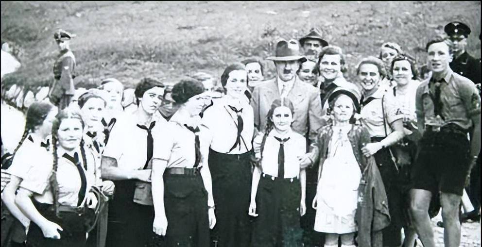 小胡子如何忽悠德国少女_希特勒_女孩_组织