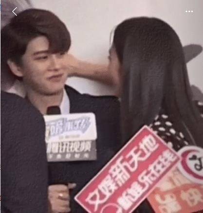 任嘉伦被张钧甯"壁咚",本能反应很抗拒,但谁注意他手放在哪?