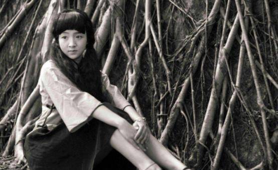 秦曼云出生在山东省济南市,儿时的秦曼云家庭条件还算是比较优越.