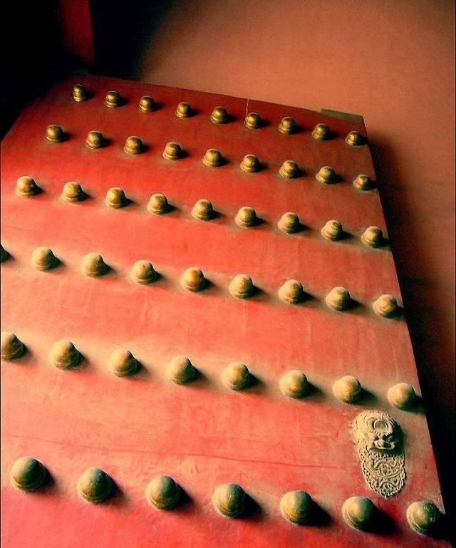 故宫红门上81颗门钉,为何无人敢摸?导游:命格特硬的可以试试!