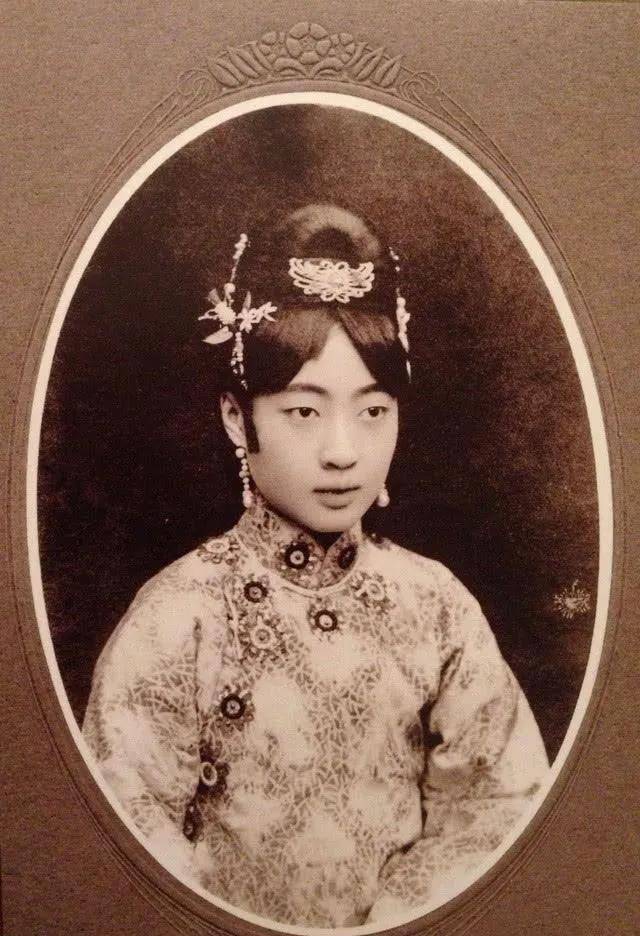 30岁婉容把侍卫拽进房,不久生下女婴,溥仪得知:赏侍卫400大洋