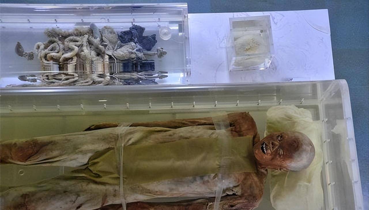湖北惊现2千年第一不腐男尸,全身赤红口含玉印,手持