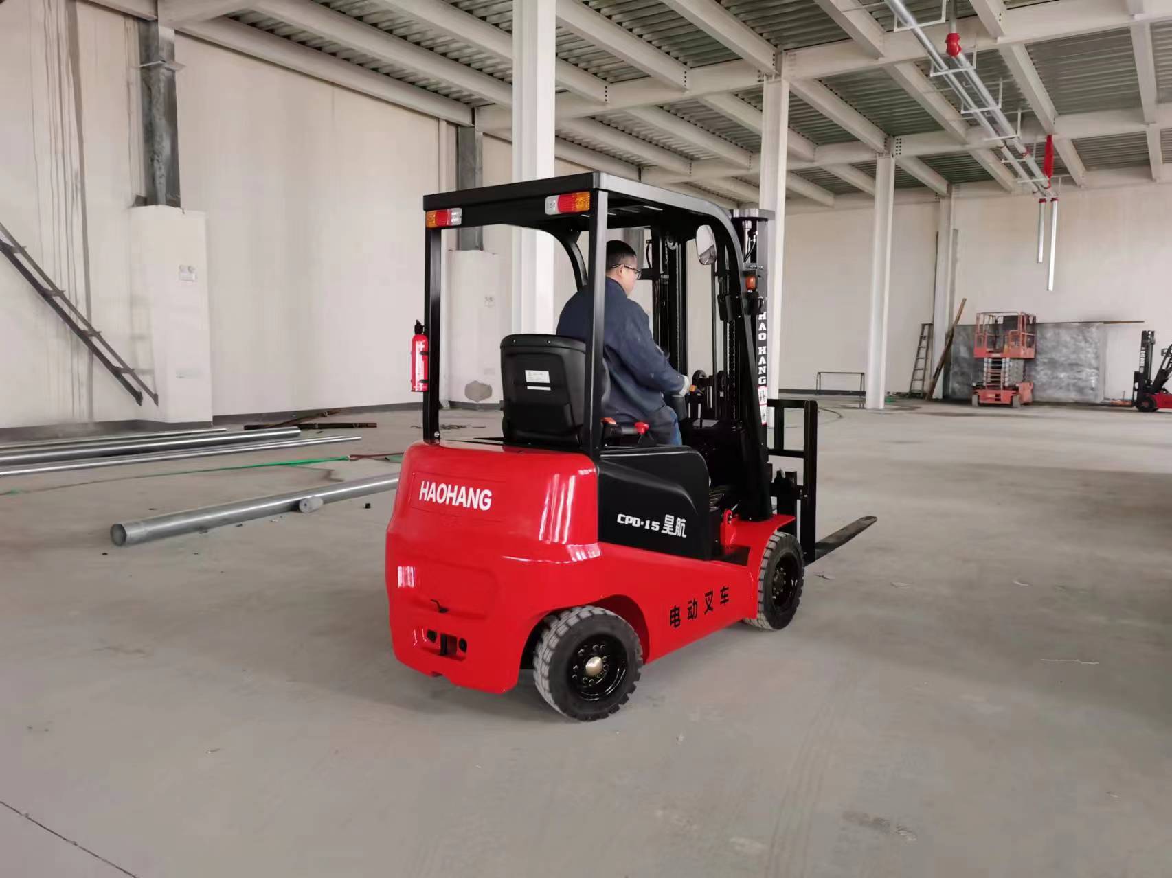 1.5吨电动叉车可以叉多重的货物(昊航电动叉车)