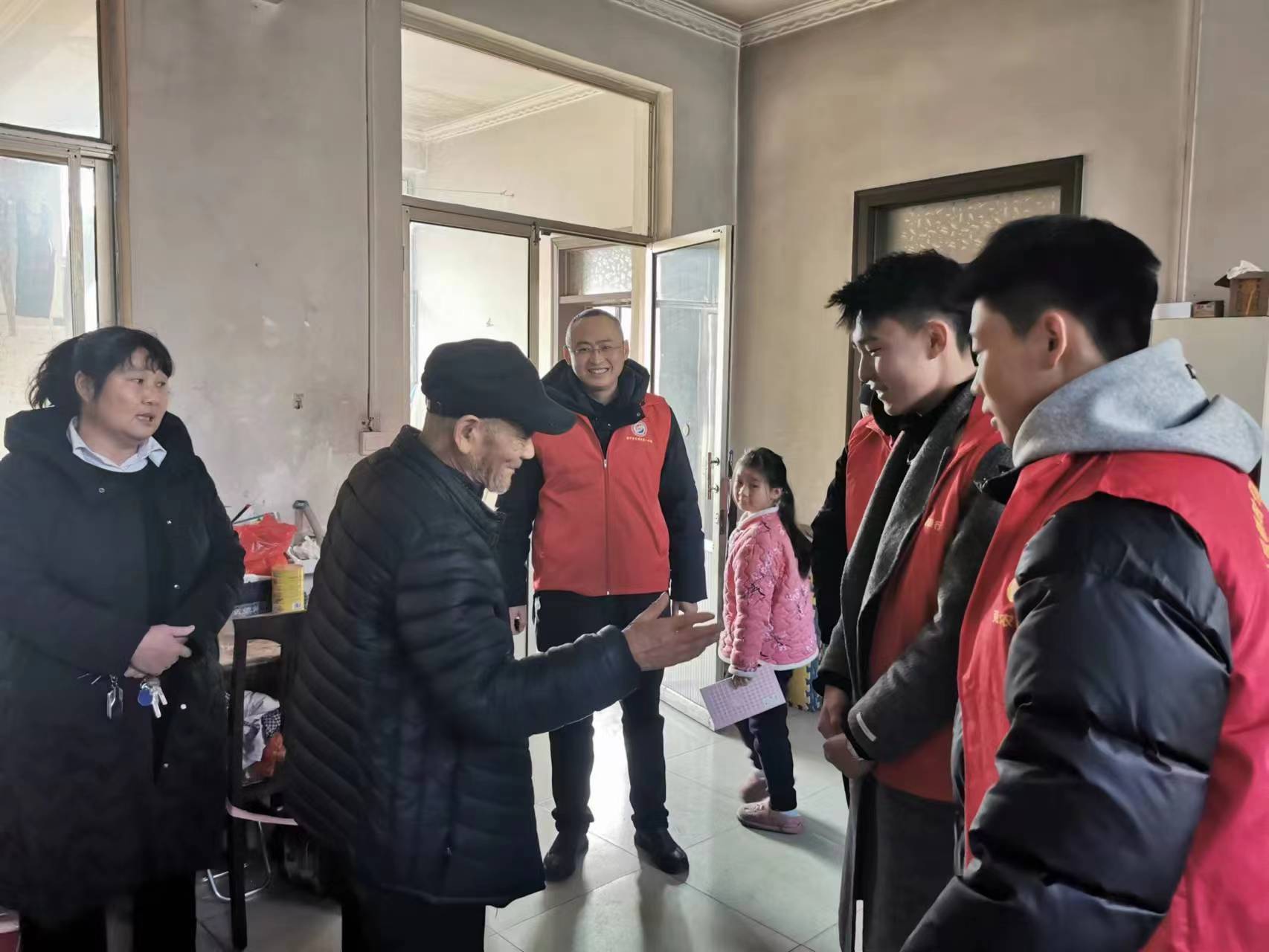 兖州区兴隆庄新驿第一书记工作队开展 "在校大学生冬日送温暖"主题