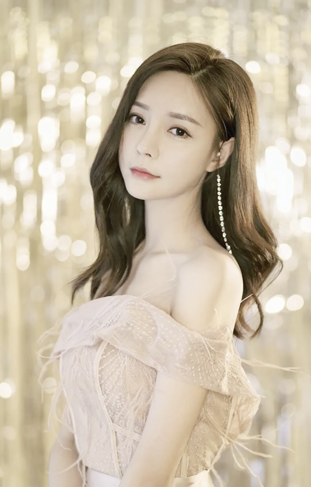 沈梦辰清新可爱,少女气息浓郁,充满甜美的魅力