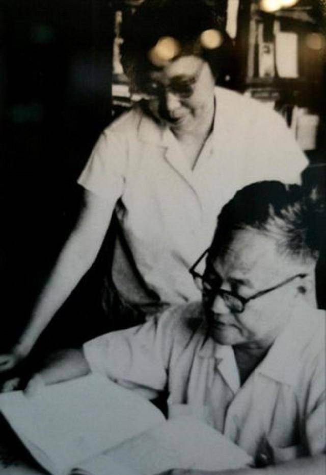 萧珊去世后,巴金将她的骨灰放卧室30年,晚年感慨长寿不是福气_照片