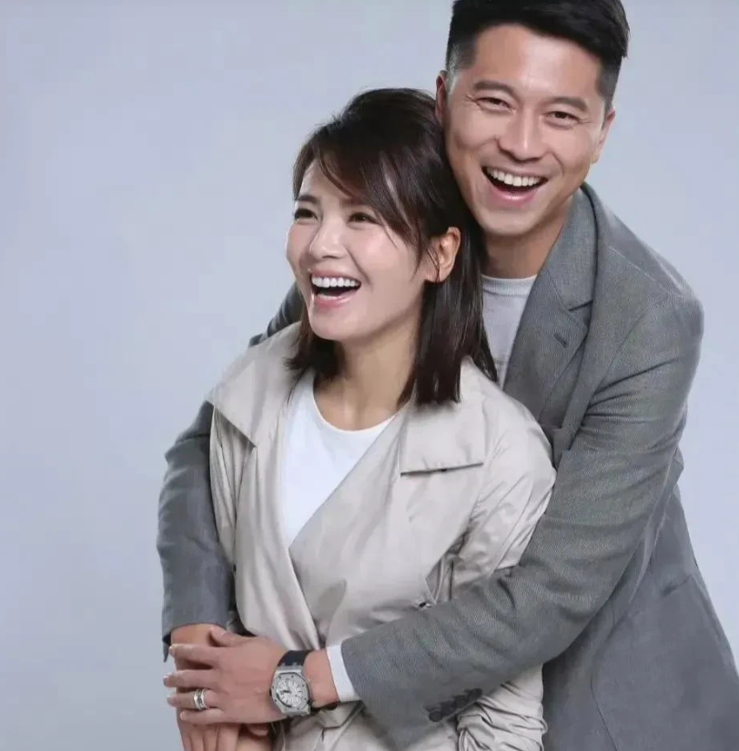 刘涛被王雷抱着竟然如此得意忘形,都替李小萌捏了一把汗_家庭_地位