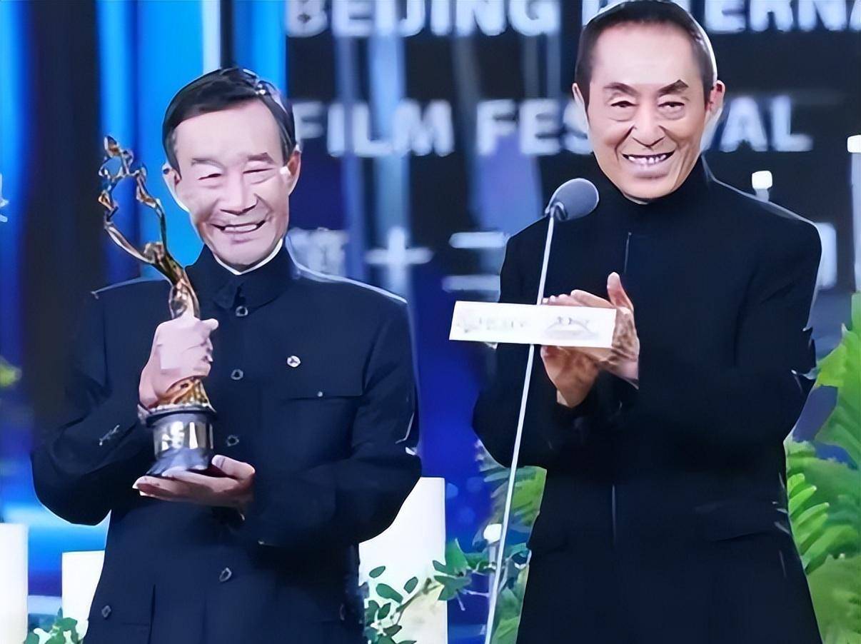 李雪健出身在五十年代,那时代的人生活比较艰苦,小时候的李雪健跟着