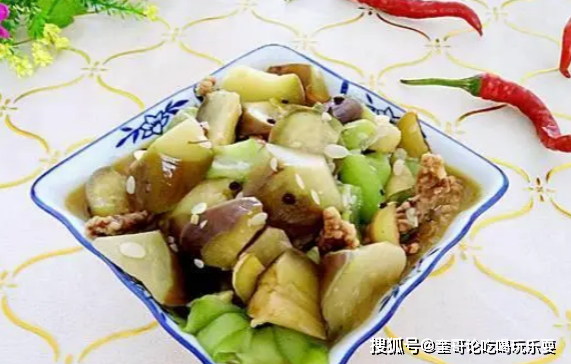 熬茄子大鍋菜是許多家庭喜愛的家常菜,口感鮮美,營養