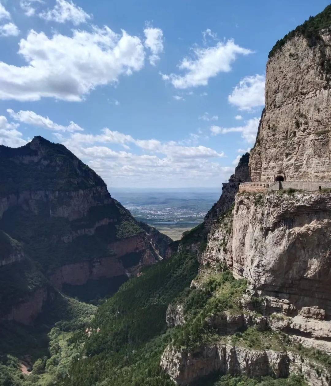凭本人身份证免除绵山景区大门票,景区换乘费按50元/人自理