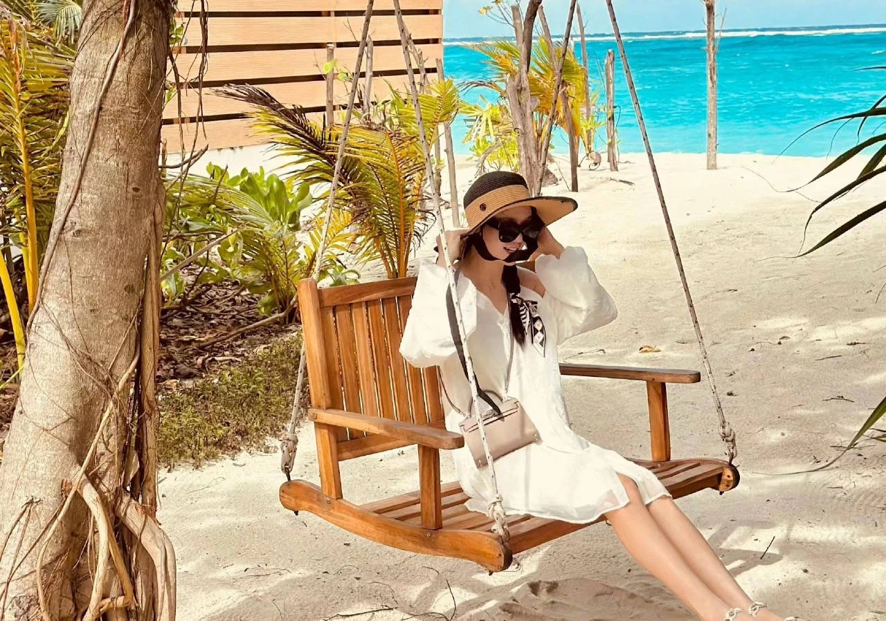 艺人陈乔恩的2024年马尔代夫富士法鲁岛探岛日记(上集)_沙滩_海浪