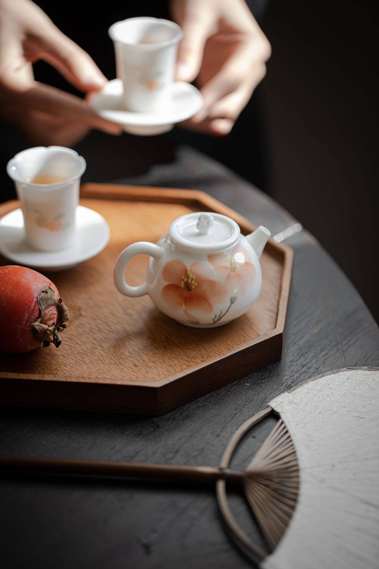 横批:香茗迎春上联:一壶春茶聚好友,下联:满座笑语庆团圆.