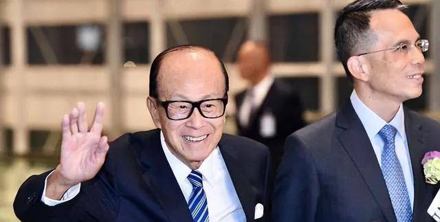 李嘉诚当了15年华人首富,弟弟却穷困潦倒,最终悲惨离世_庄月明_长江