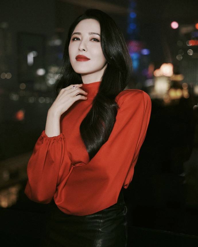曾黎晒出一组照片烈焰红唇,优雅明媚很美!_魅力_人们_总能
