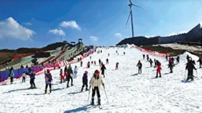 桂林全州天湖滑雪场举办冰雪嘉年华_运动_游客_文化