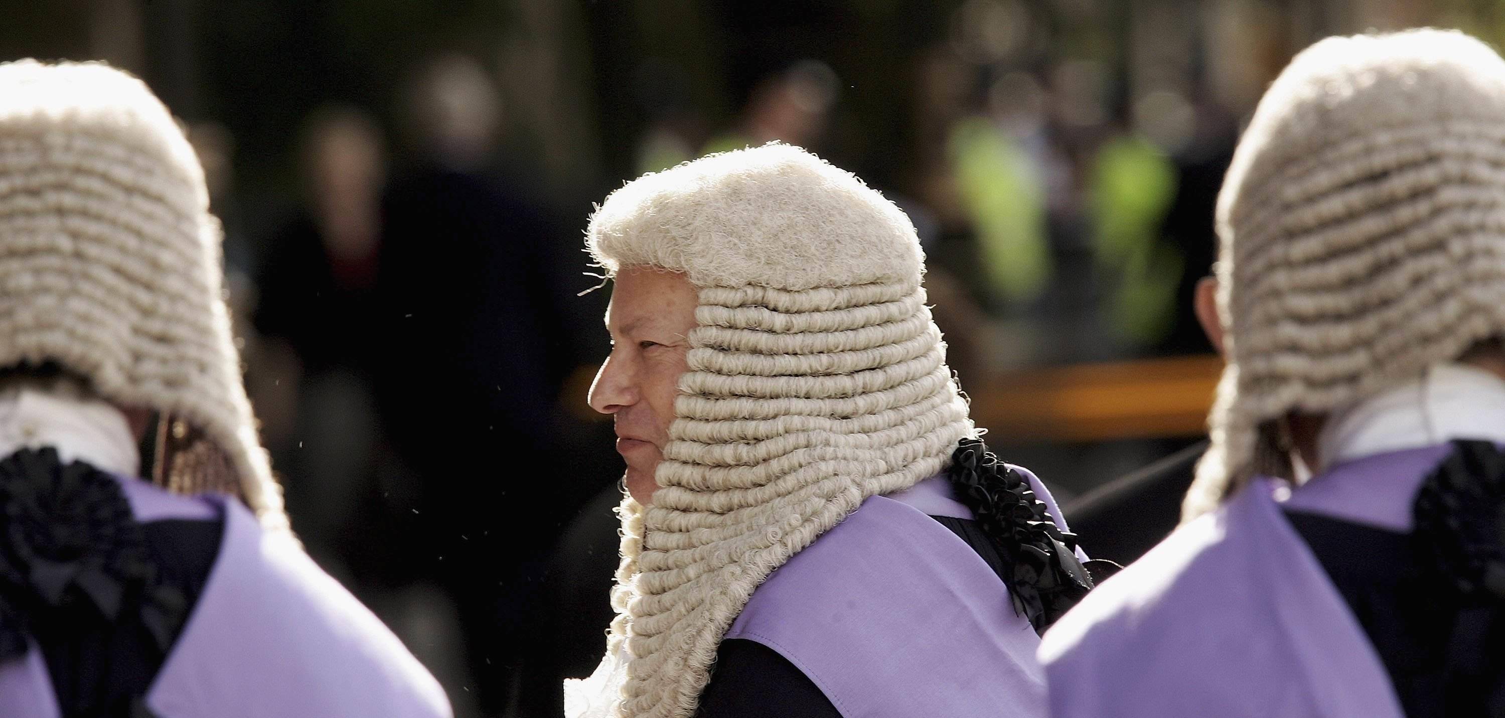 既不美观又不实用,为什么英国的法官要戴假发?有什么实际意义?