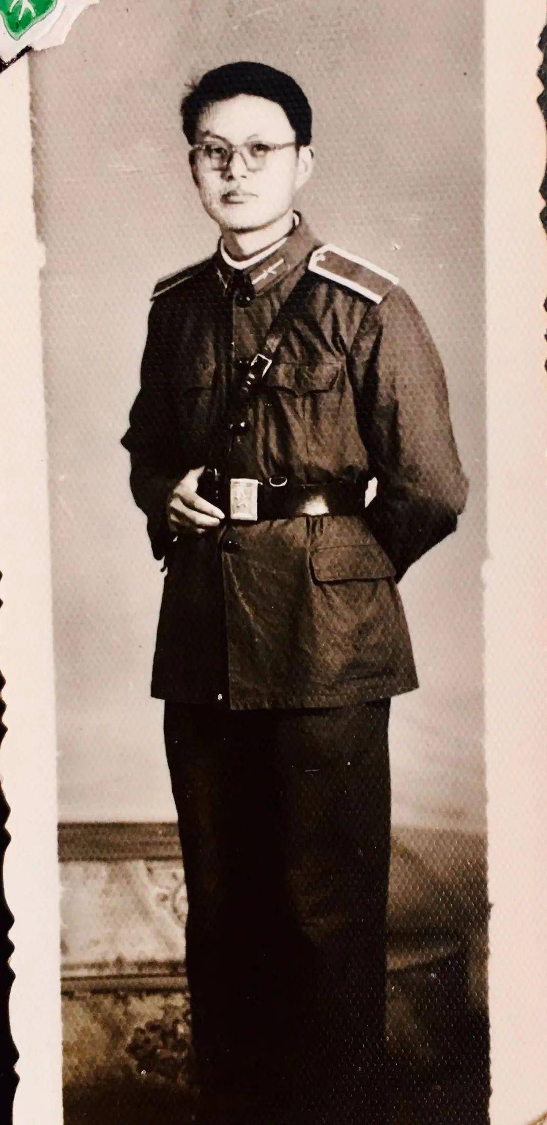 翻开父亲60年前的老相册,我认识了这些英姿勃勃的青年军官_照片_战友