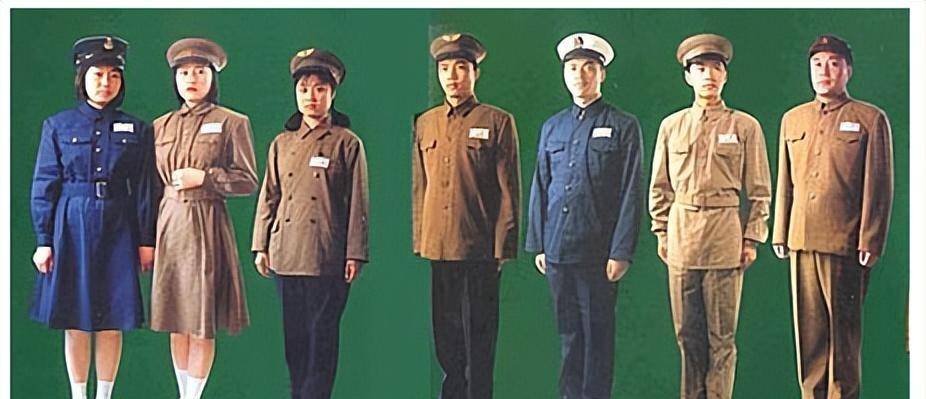 翻开父亲60年前的老相册,我认识了这些英姿勃勃的青