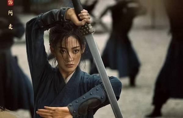 回去后,阿麦在战场上击败了陈起,保住了南国,还扶