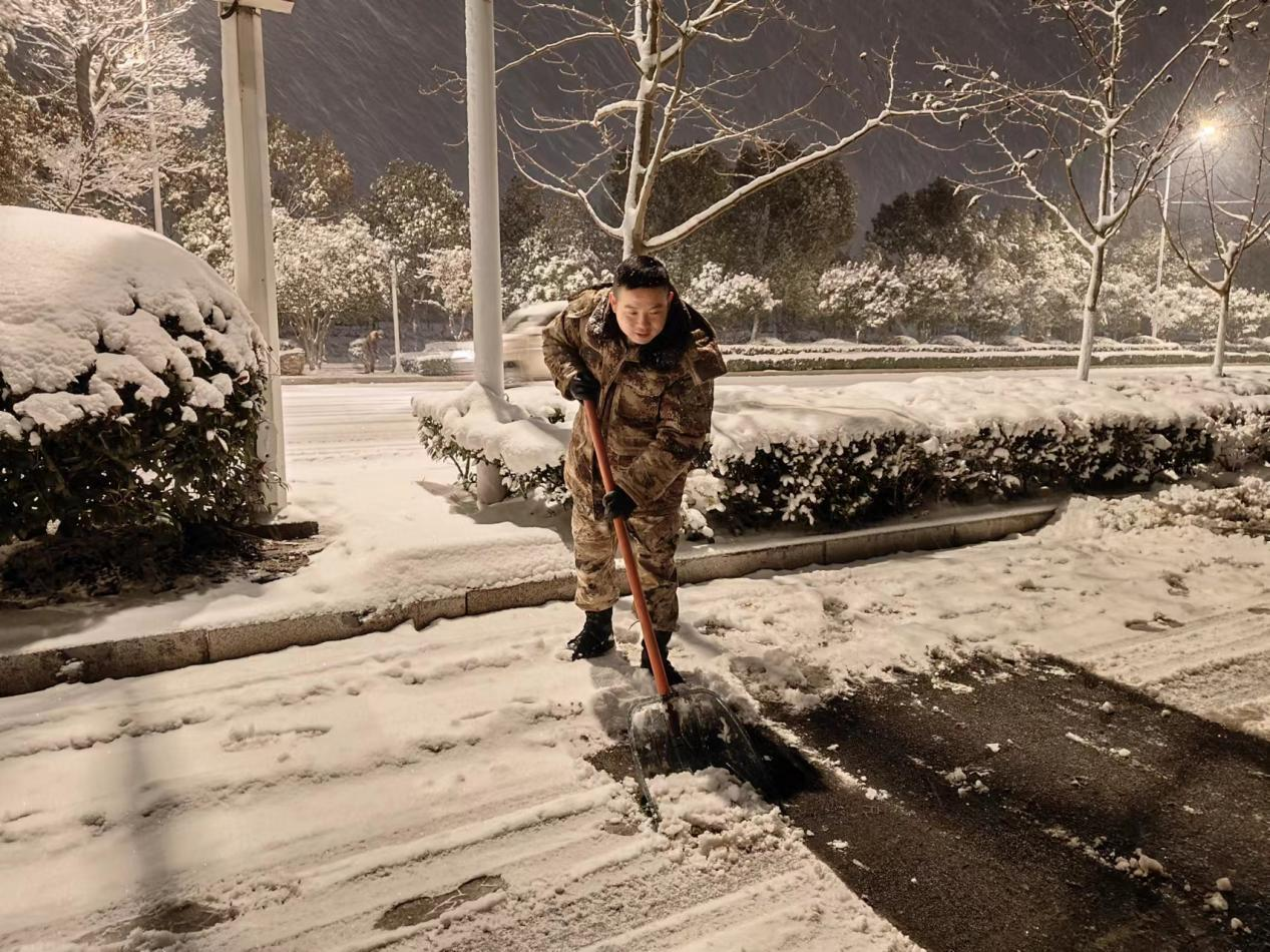 冰雪地面上的那抹迷彩绿_街道_民兵_人武部