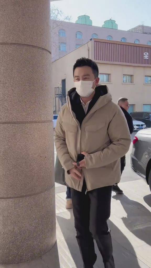 黄轩之前有王凯,古巨基,王阳等人先后被拍到,个个都比黄轩大但个个都