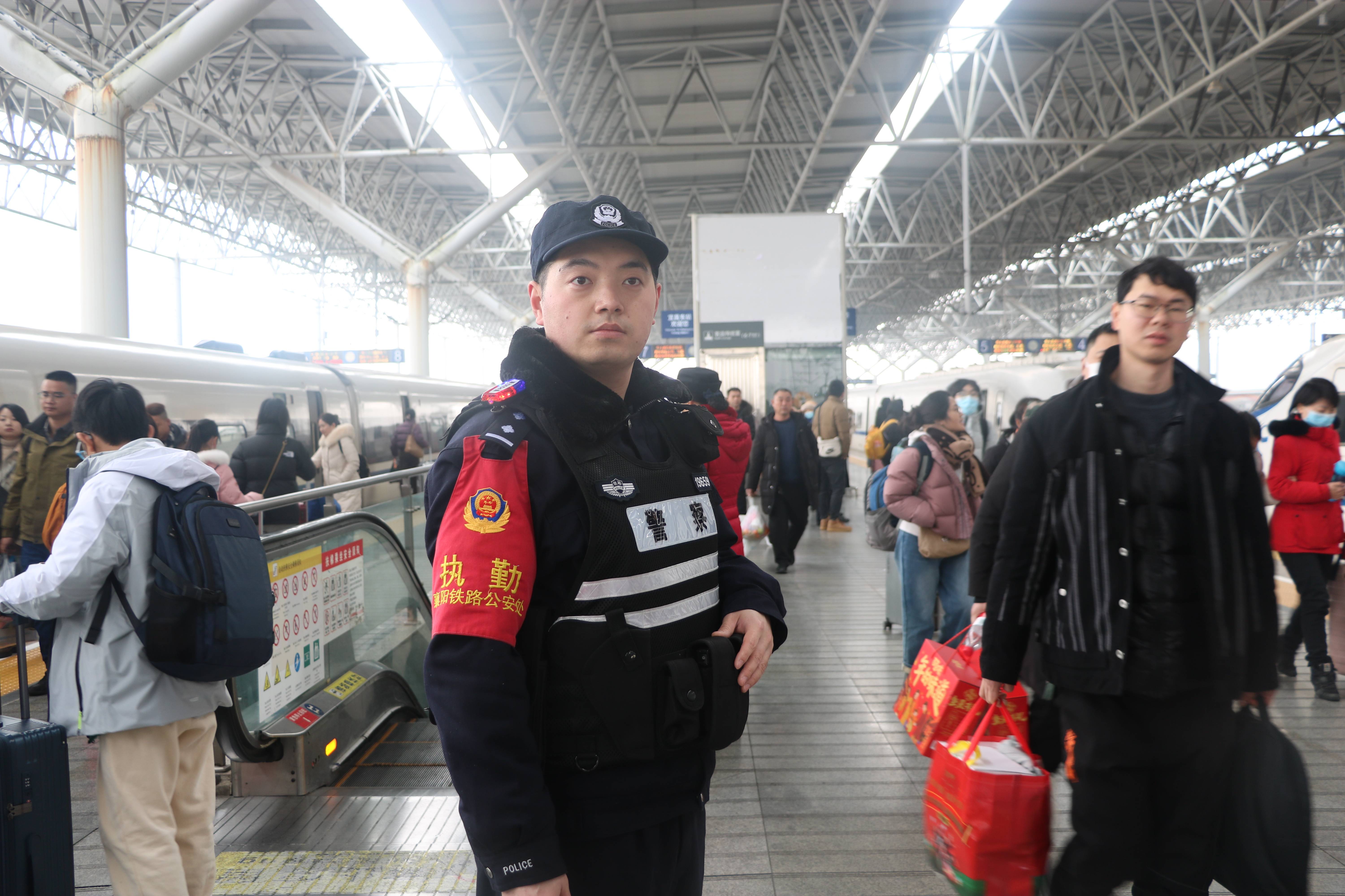 襄阳铁路公安处宜昌东站派出所主动加强与客运部门对接,密切掌握车站