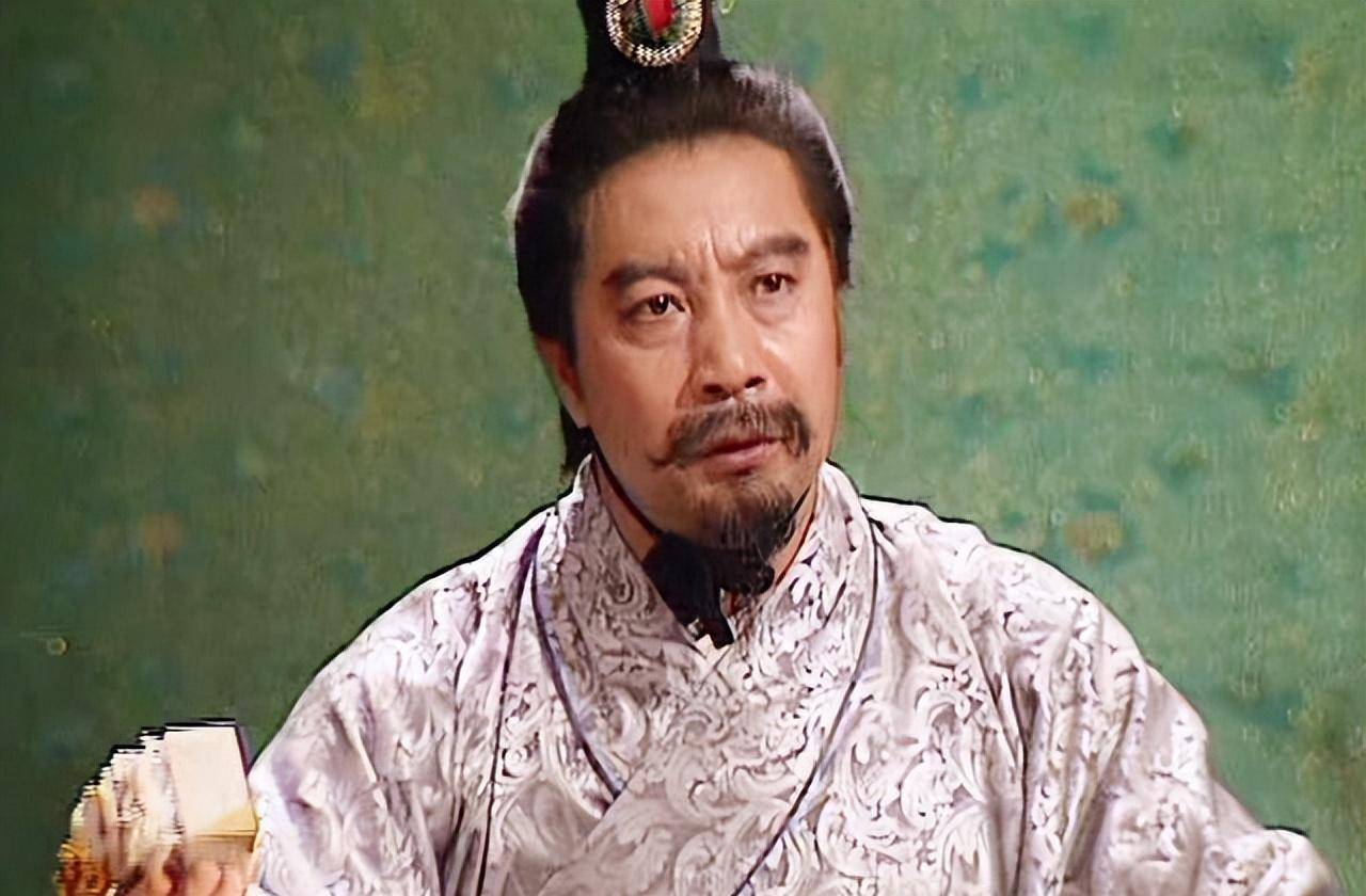 从袁术的高祖父袁安起开始到袁术的父亲袁逢,这四世之中有三位高居