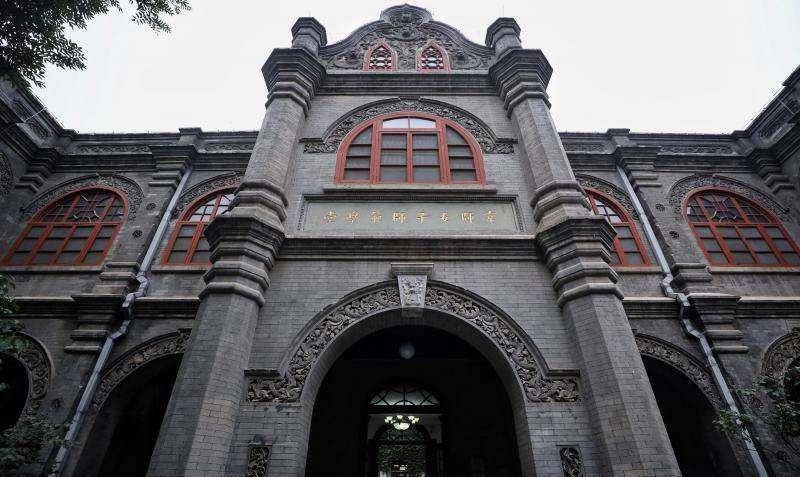 先后在苏州女子中学任自然科学教师,在中央大学区立民众教育学院任