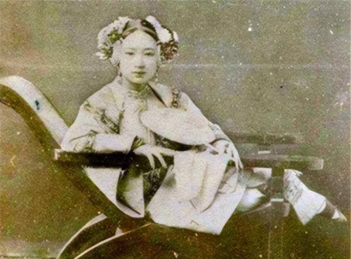 董竹君的传奇一生:13岁被父母卖到青楼,15岁嫁豪门