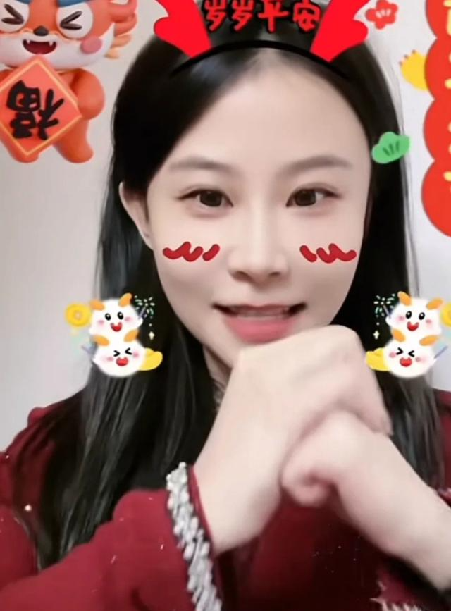 田静一家四口吃饭看春晚,悦悦穿大红袄拜年_视频_云昊_奇奇