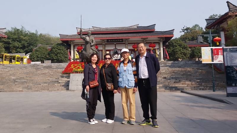 刘邦脱身后数日,项羽引兵西进咸阳,杀秦子婴,烧阿房宫.